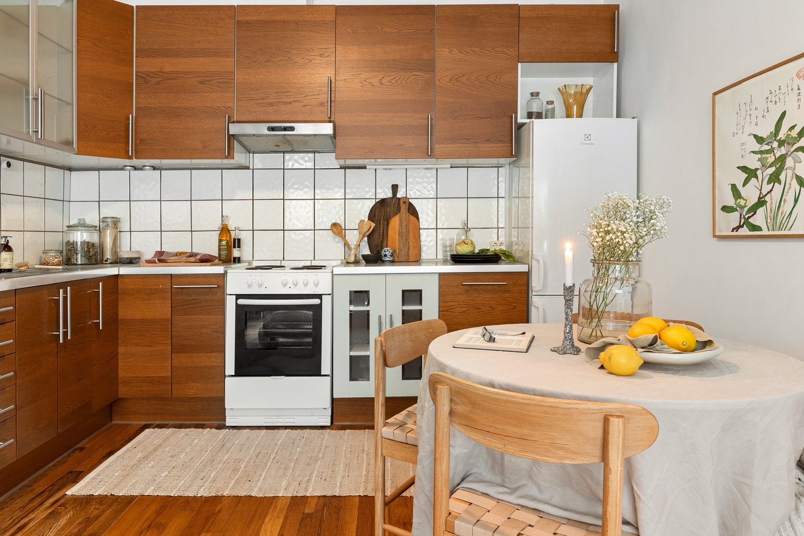 - Kjøkkeninnredning fra Ikea med laminerte fronter, laminert benkeplate som har overliggende oppvaskkum med ett-greps blandebatteri - Galleribilde