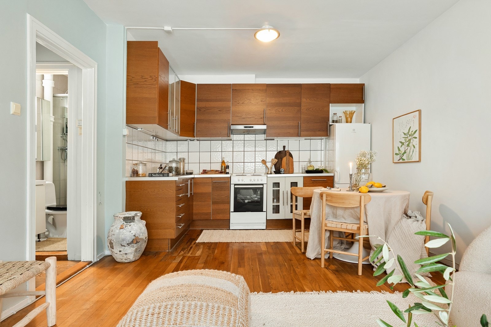 - Stuen har en åpen løsning mot kjøkkenet - Galleribilde