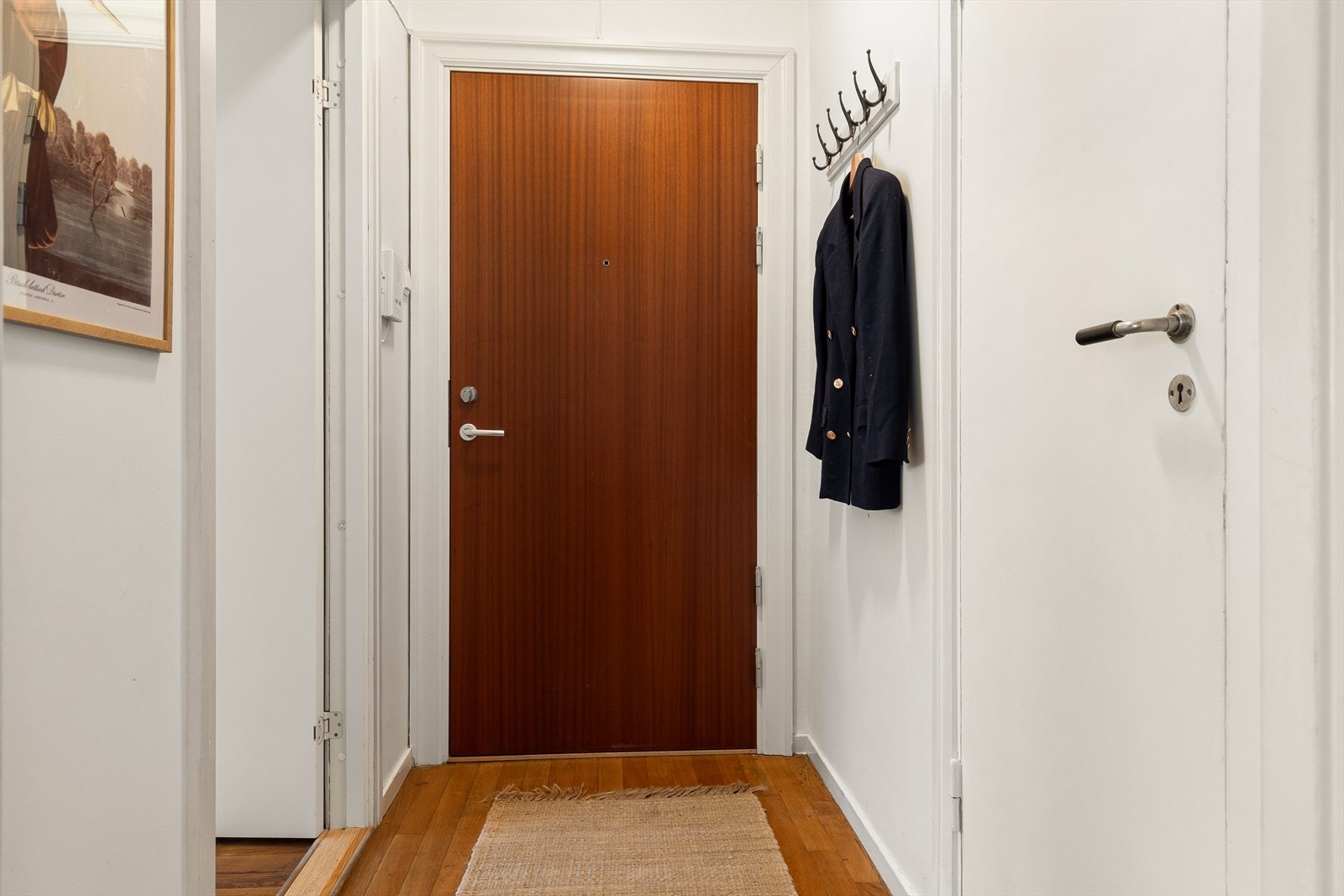 - I leiligheten møtes man av en lys og innbydende entré som gir et godt og riktig førsteinntrykk av boligen. I entréen er det god plass til oppbevaring av sko og yttertøy - Galleribilde