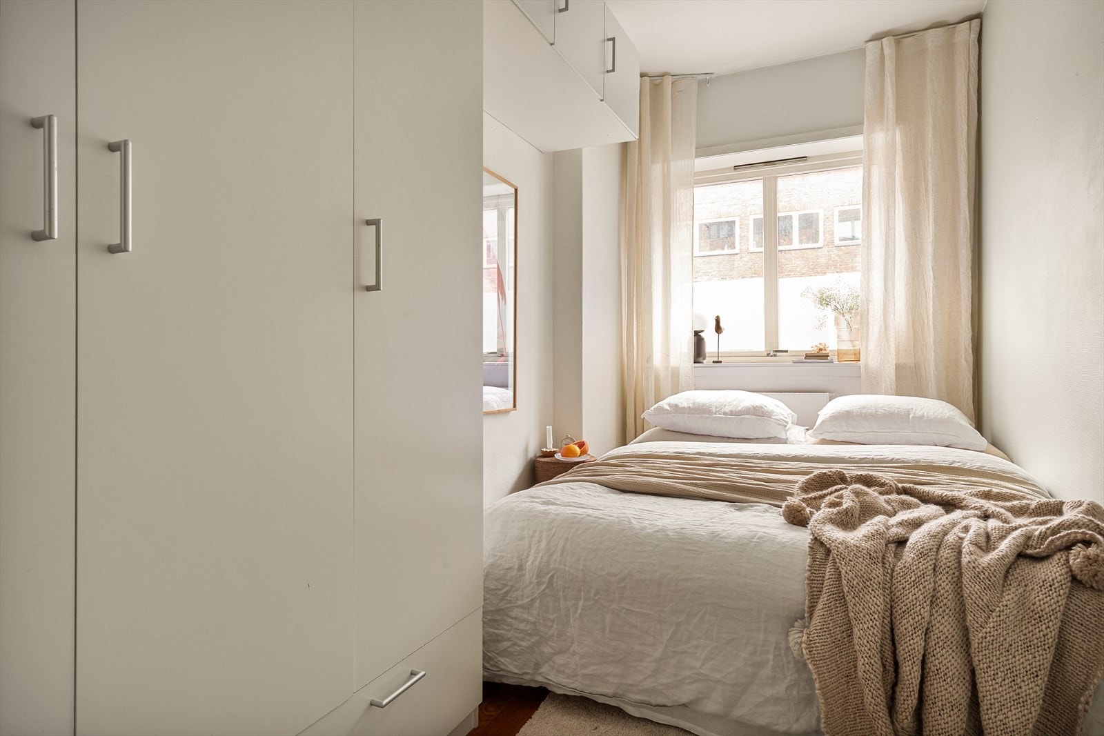 - Innbydende, lyst og koselig soverom med god plass til dobbeltseng med. Soverommet har store vindusflater som gir rikelig med luft og lys i tillegg til stor garderobeløsning - Galleribilde