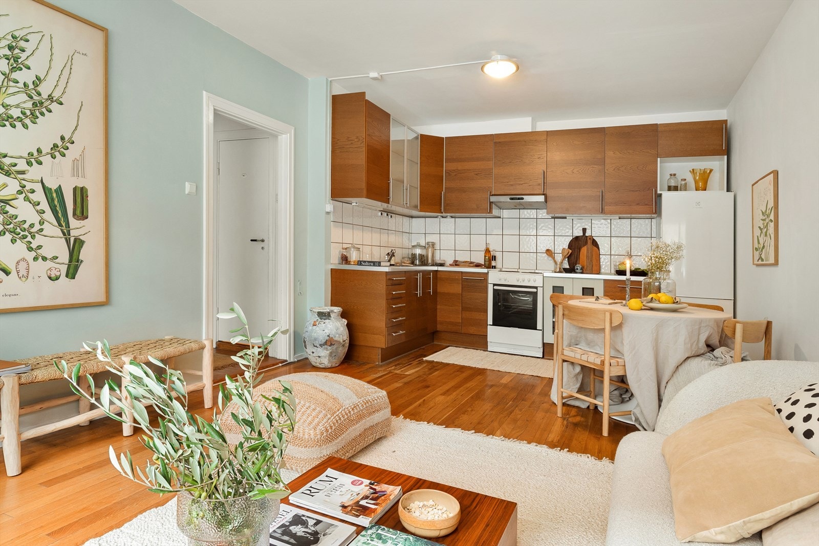 - Leiligheten er malt i delikate og tidsriktige farger - Galleribilde