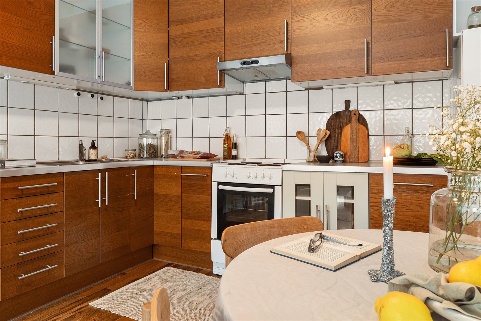 - Innredning med kullfiltervifte over stekesonen , komfyr og kombiskap - Galleribilde