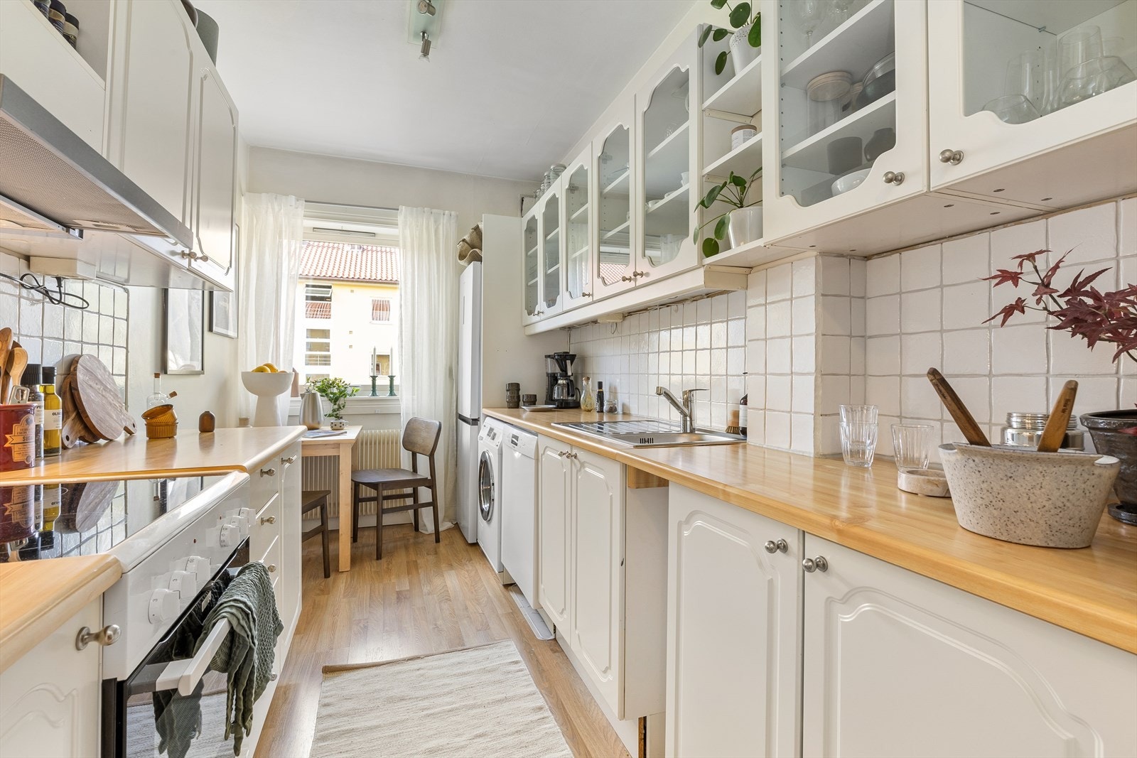 Kjøkken plassert i eget rom, med plass til et lite spisebord. Galleribilde