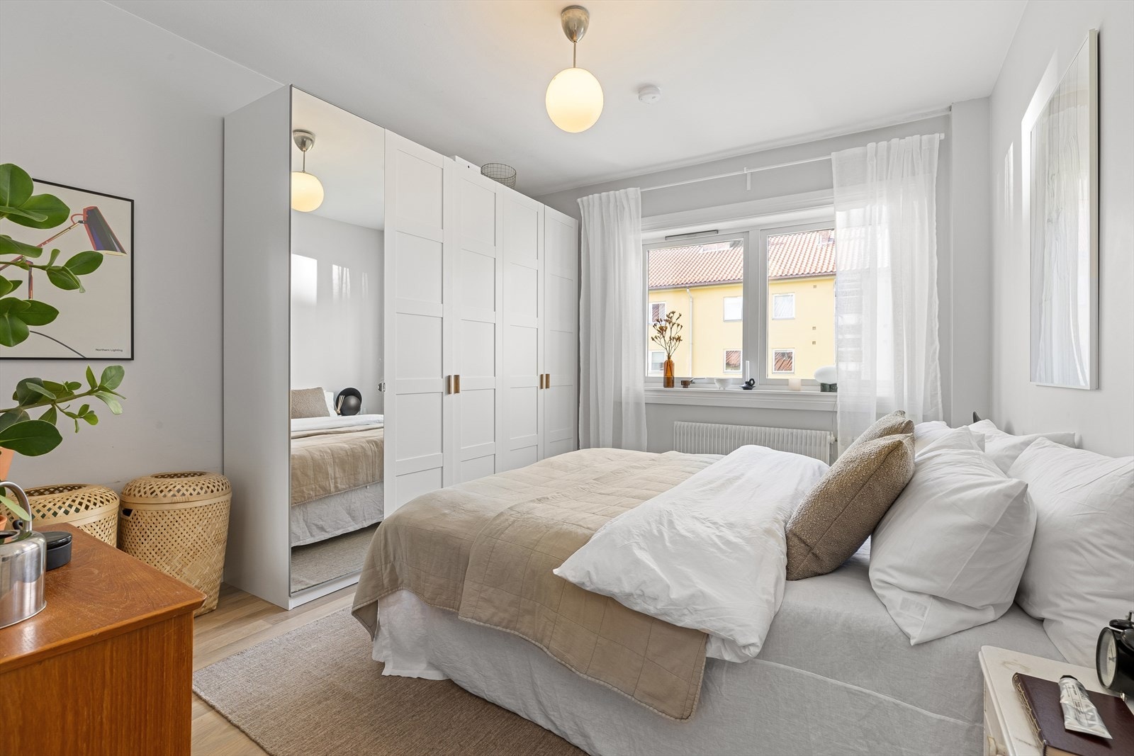 Hovedsoverommet har god plass til dobbeltseng med tilhørende nattbord og garderobeskap. Galleribilde