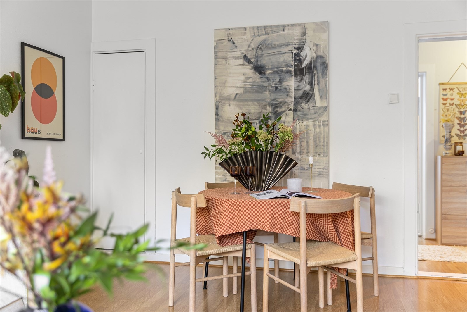 Den praktiske planløsningen gjør det enkelt å innrede stuen med både sofagruppe, mediemøblement og spisebord. Galleribilde