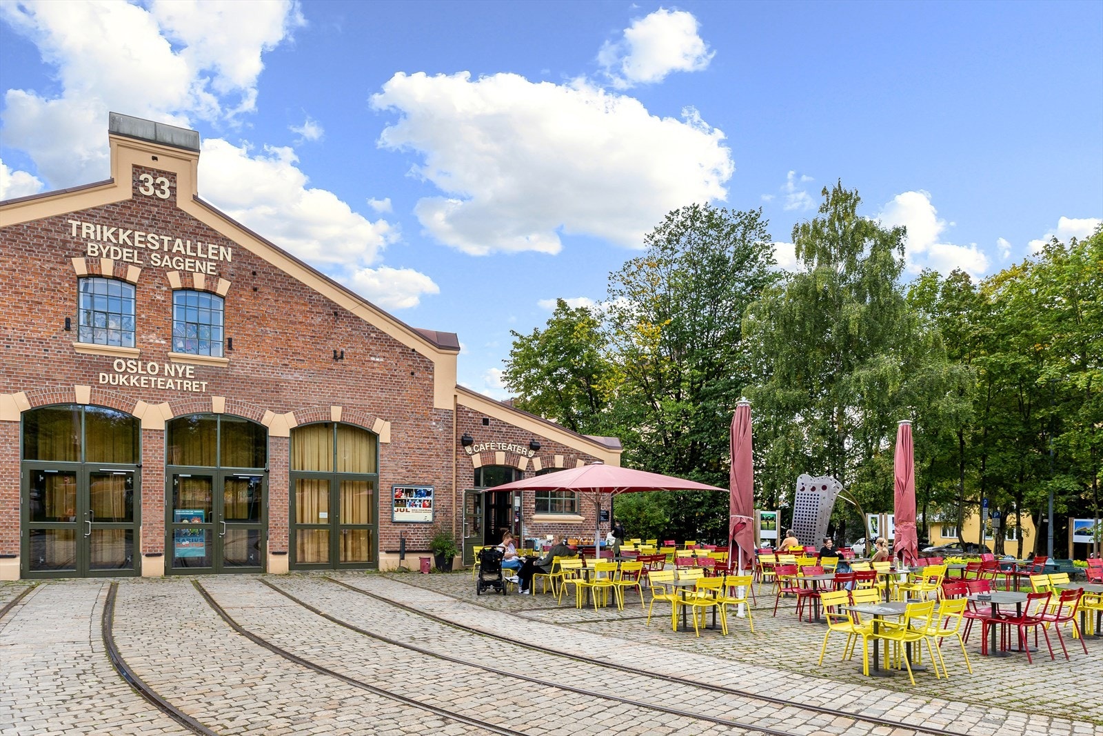 Sjarmerende nærområde med trivelige kafeer og kulturtilbud. Galleribilde