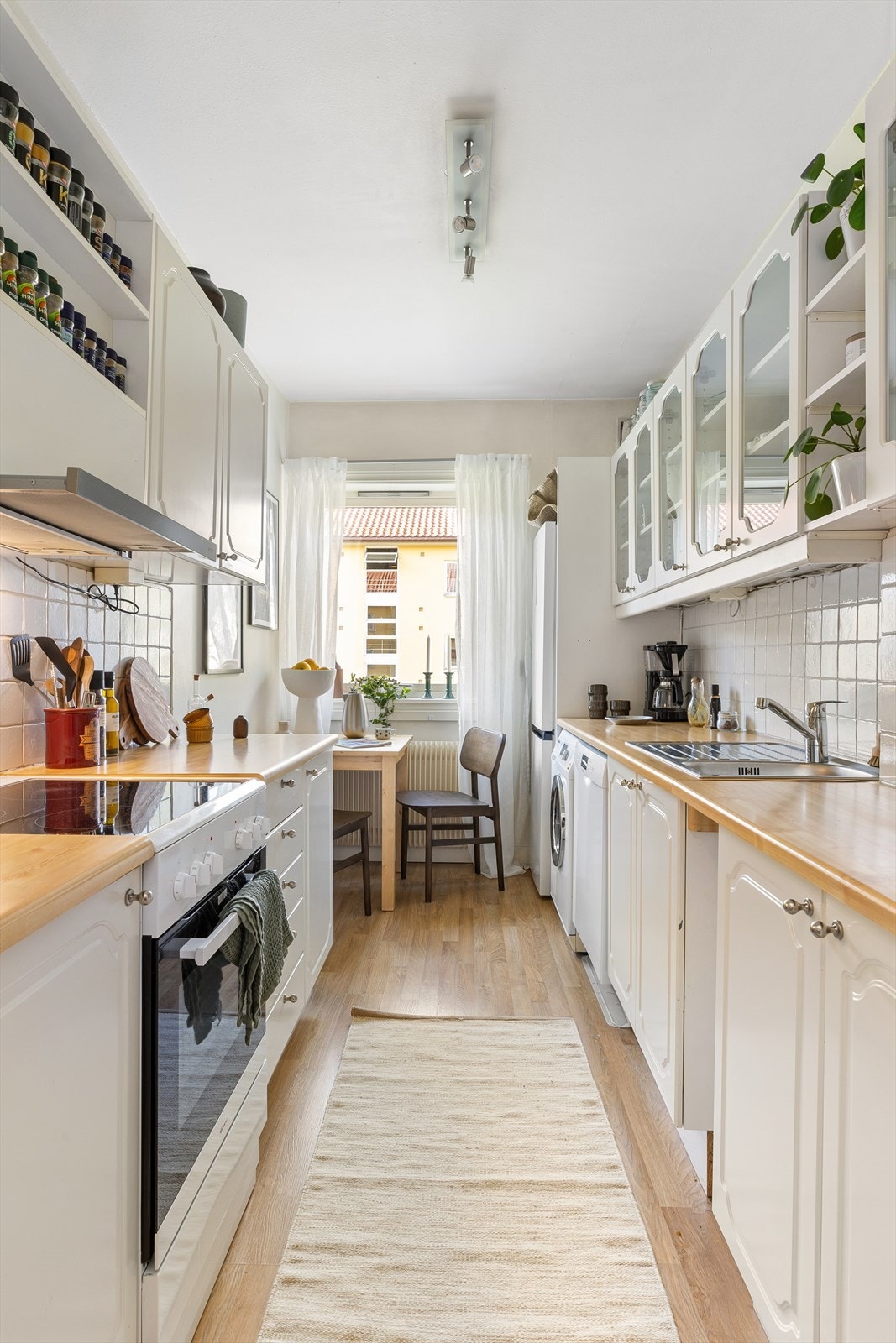 Kjøkkenet har god skap- og benkeplass. Galleribilde