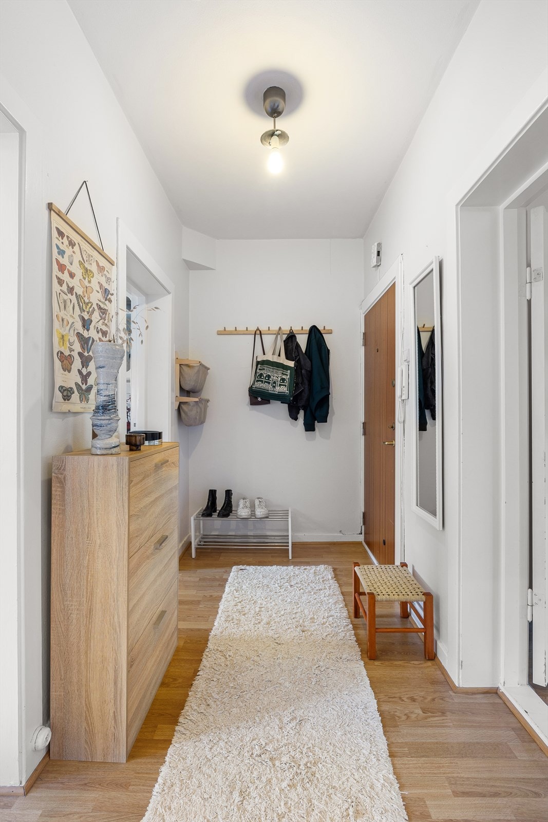 Inngangsparti med god plass til yttertøy. Galleribilde