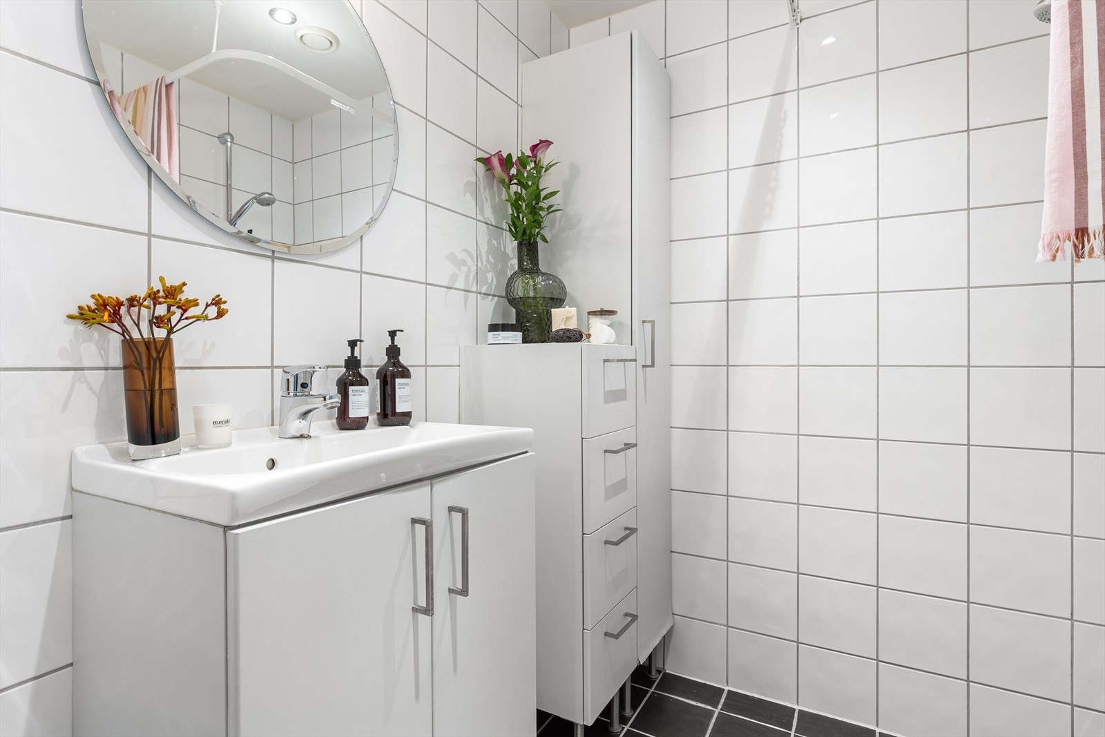 Det er opplegg for vaskemaskin på kjøkkenet i leiligheten. Galleribilde