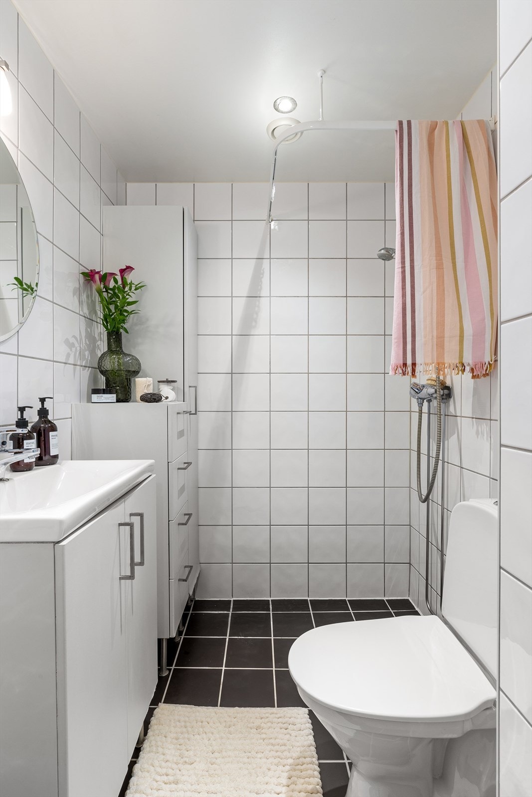 Flislagt bad med behagelig gulvvarme. Galleribilde