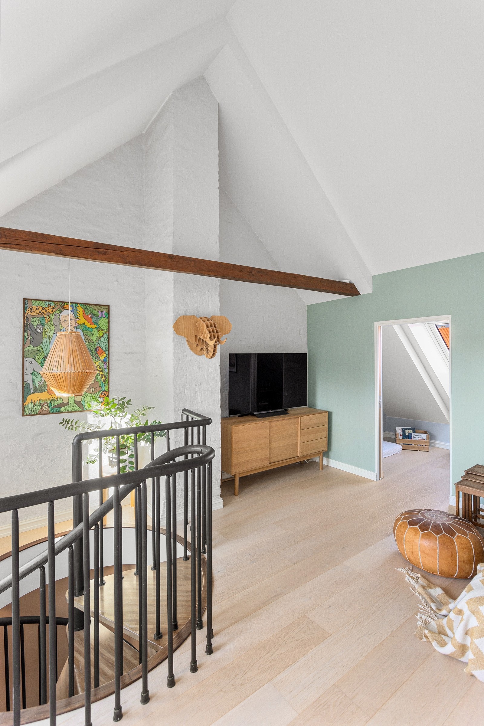 Loftstuen har god standard med pen enstavs parkett med varmefolie under og lysmalte overflater med en fin kontrastvegg. Galleribilde