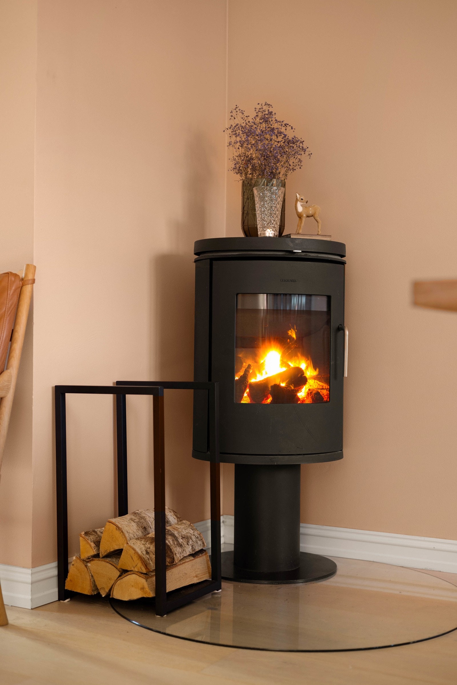 I hjørnet av stuen har du en moderne vedovn som både gir god varme og bidrar til ekstra hygge. Pipeløpene ble rehabilitert i 2011. Galleribilde