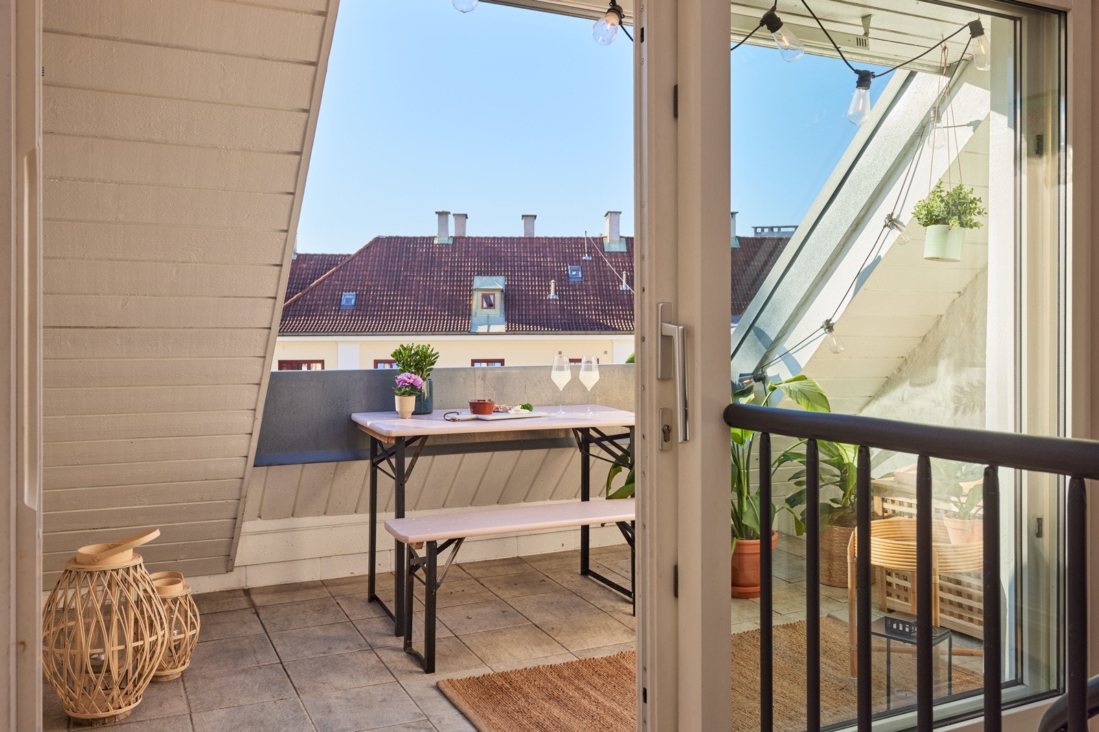 Fra loftstuen har du en stor skyvedør ut til den solrike takterrassen. Galleribilde