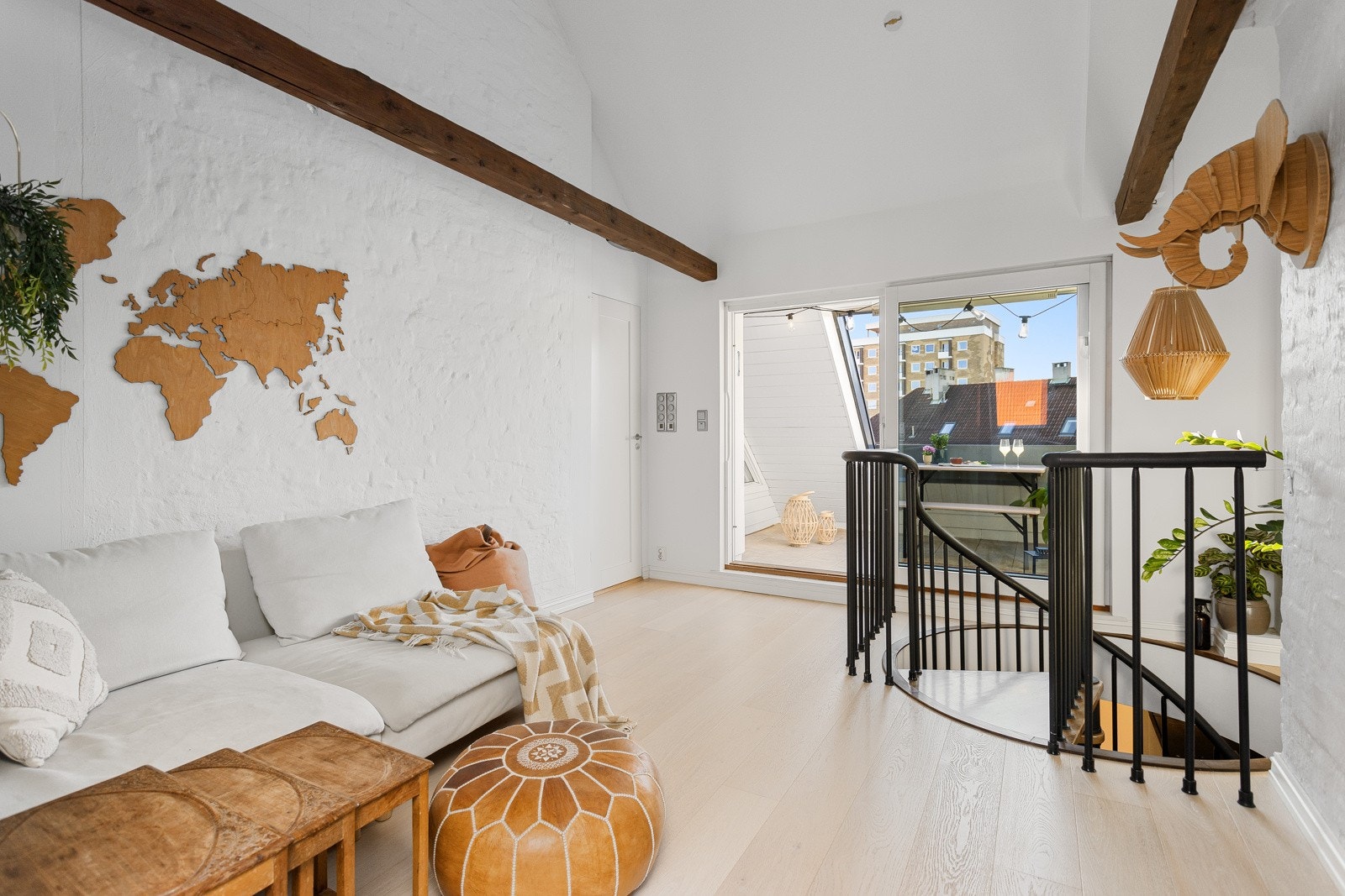 Loftsetasjen har et totalt gulvareal på ca. 37m² og inneholder en fin loftstue med utgang til takterrasse og 2 soverom. Galleribilde