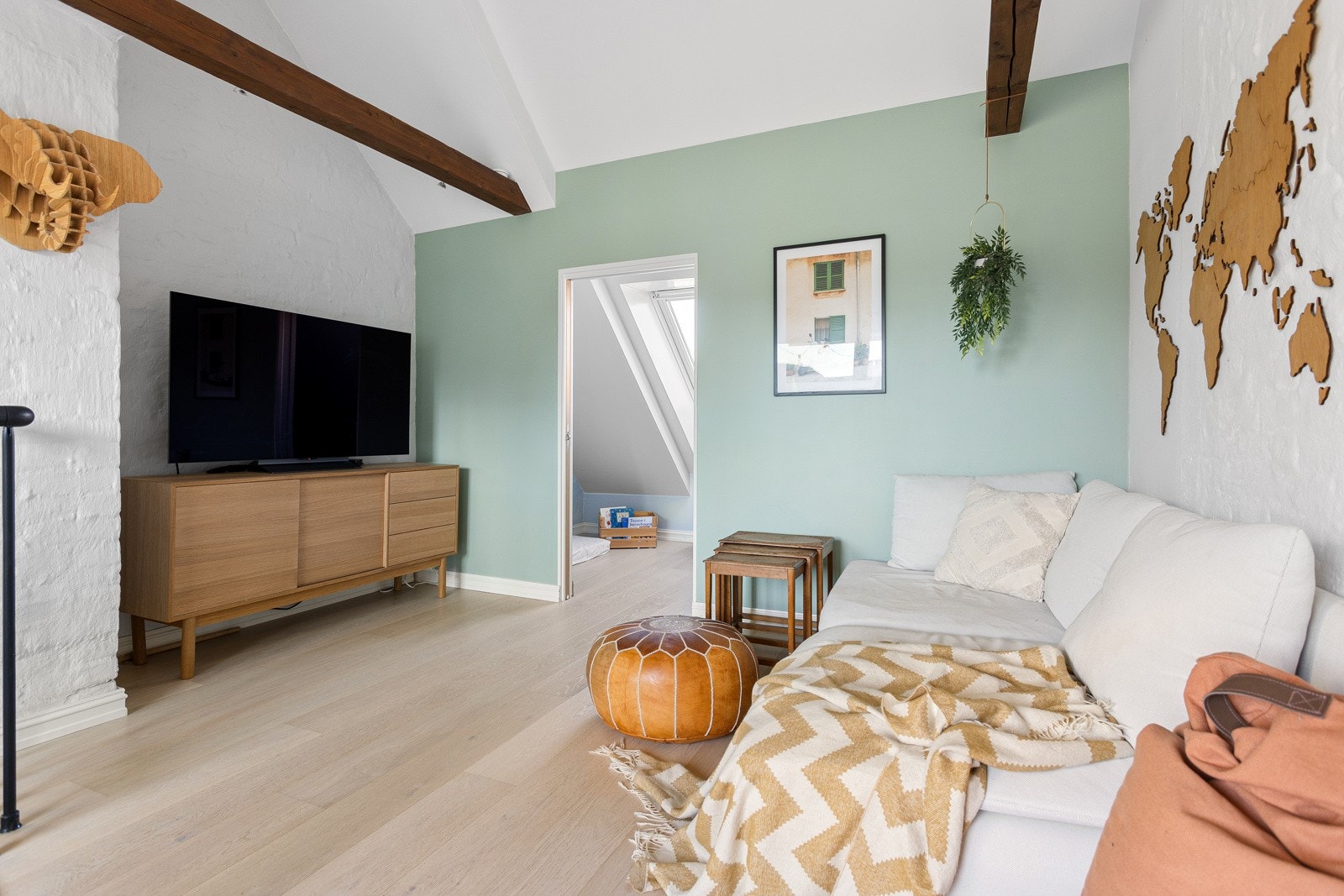 Det er synlige originale takbjelker som hører med i en loftsleilighet. Galleribilde
