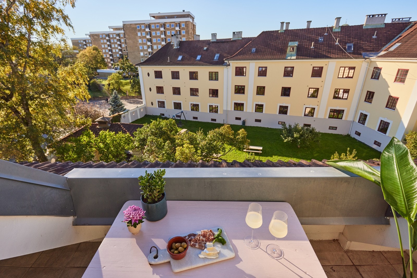 Her sitter du høyt, fritt og solrikt med hyggelig utsyn over den nydelig bakgården. Galleribilde