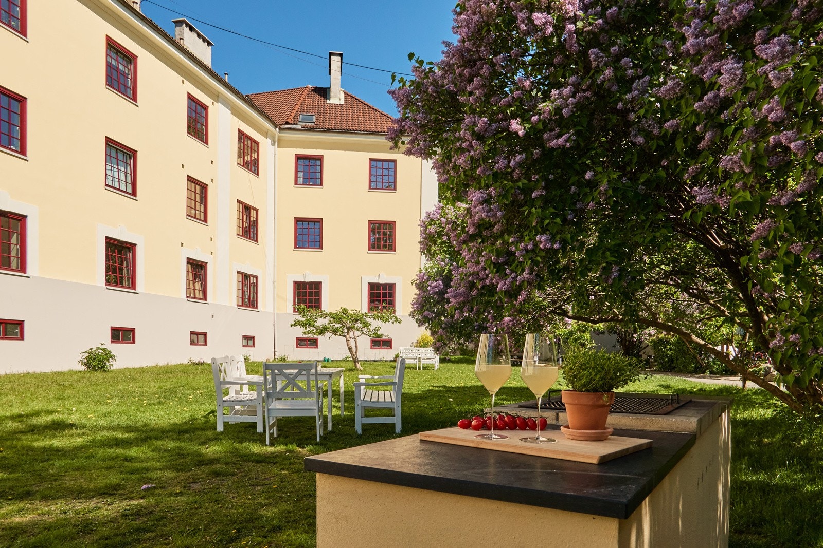 Tomten og bakgårdene er spesielt pent opparbeidet og beplantet med grønne plener, planter, sittegrupper og felles gangvei. Galleribilde