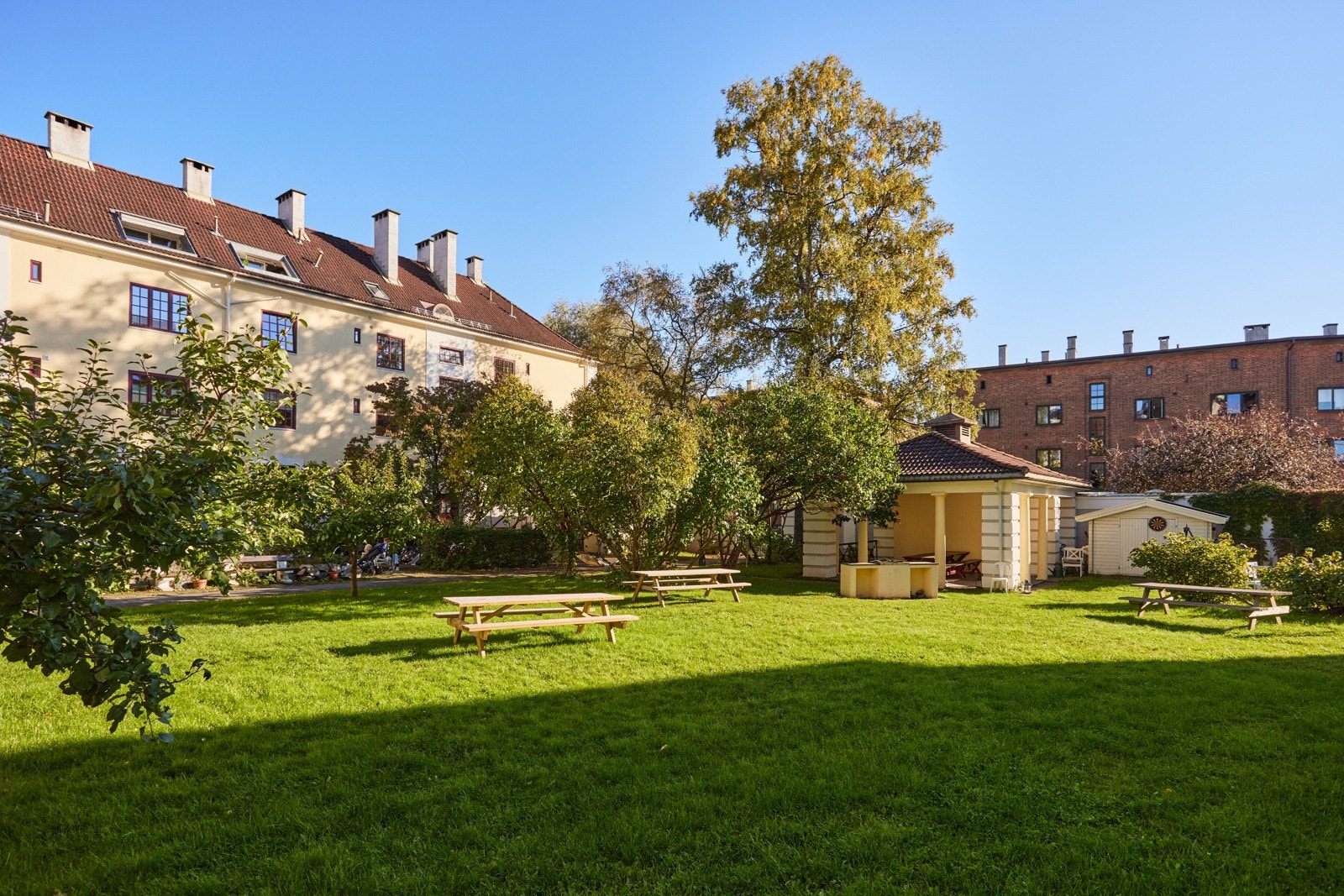 Borettslaget har tre bakgårder, Paviljonggården , Klokkegården og Barnehagegården . Galleribilde