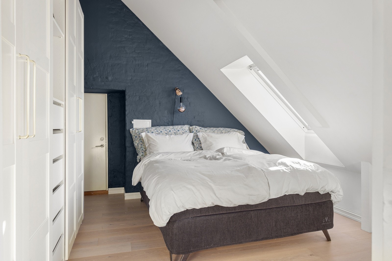 Leiligheten har et lyst og innbydende hovedsoverom som vender ut mot rolig bakgård. Soverommet har god standard med lys enstavs parkett på gulv med varmefolie under og lysmalte overflater med en fin kontrastvegg i en mørk blåfarge. Galleribilde