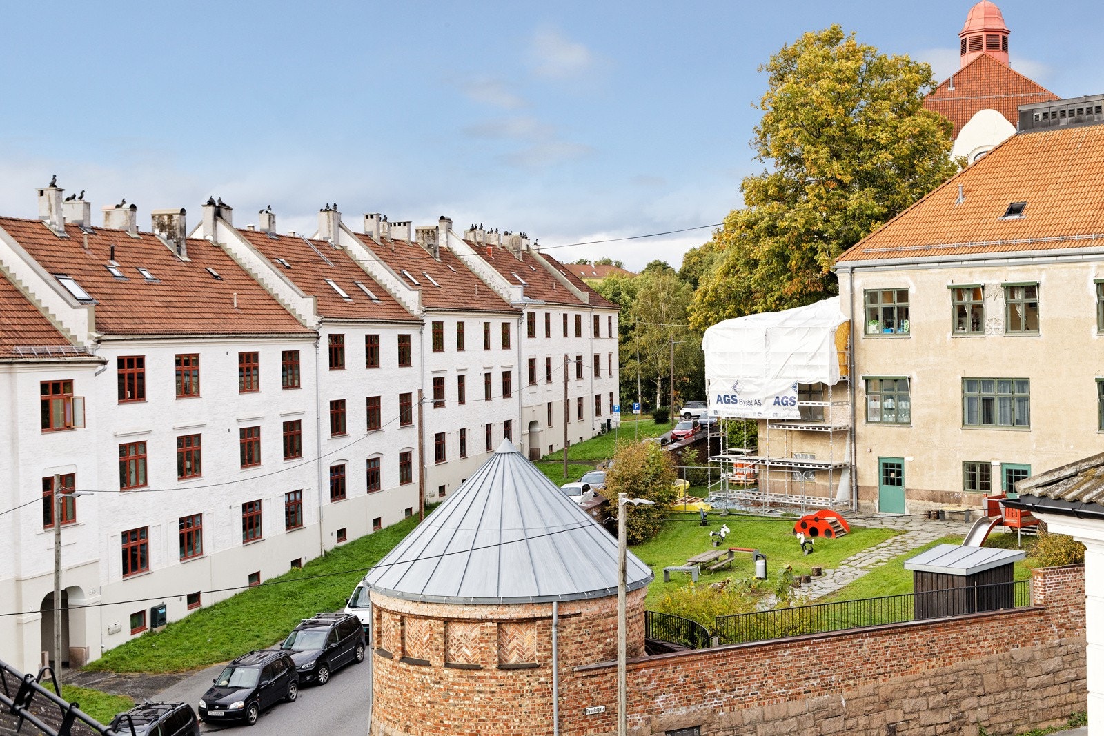 Fra spisestuvindu har du fantastisk utsikt over Rosenhoff og opp mot Torshovdalen Galleribilde