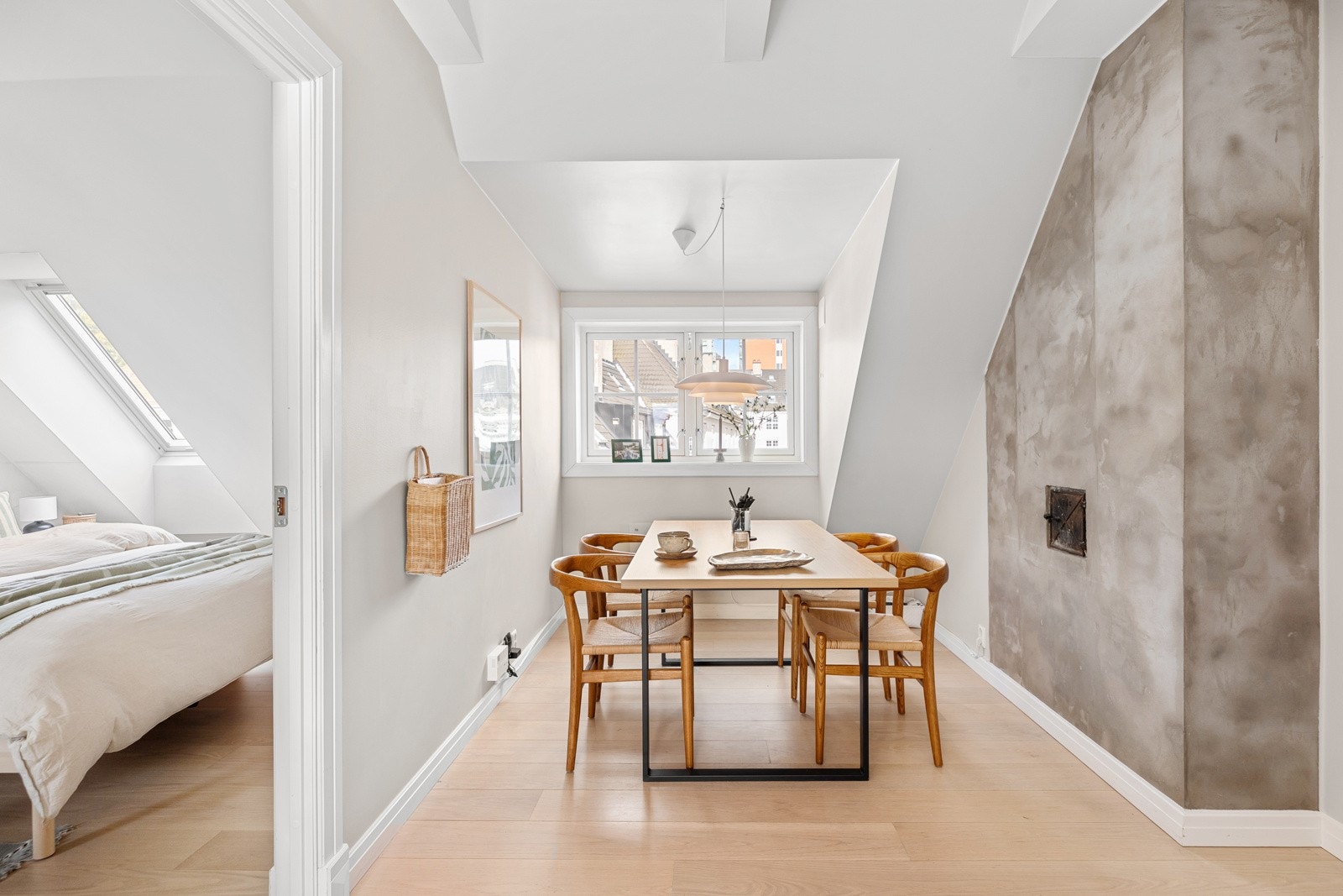 Romslig spisestue med god plass til spisebord, perfekt til å samle familie og venner Galleribilde