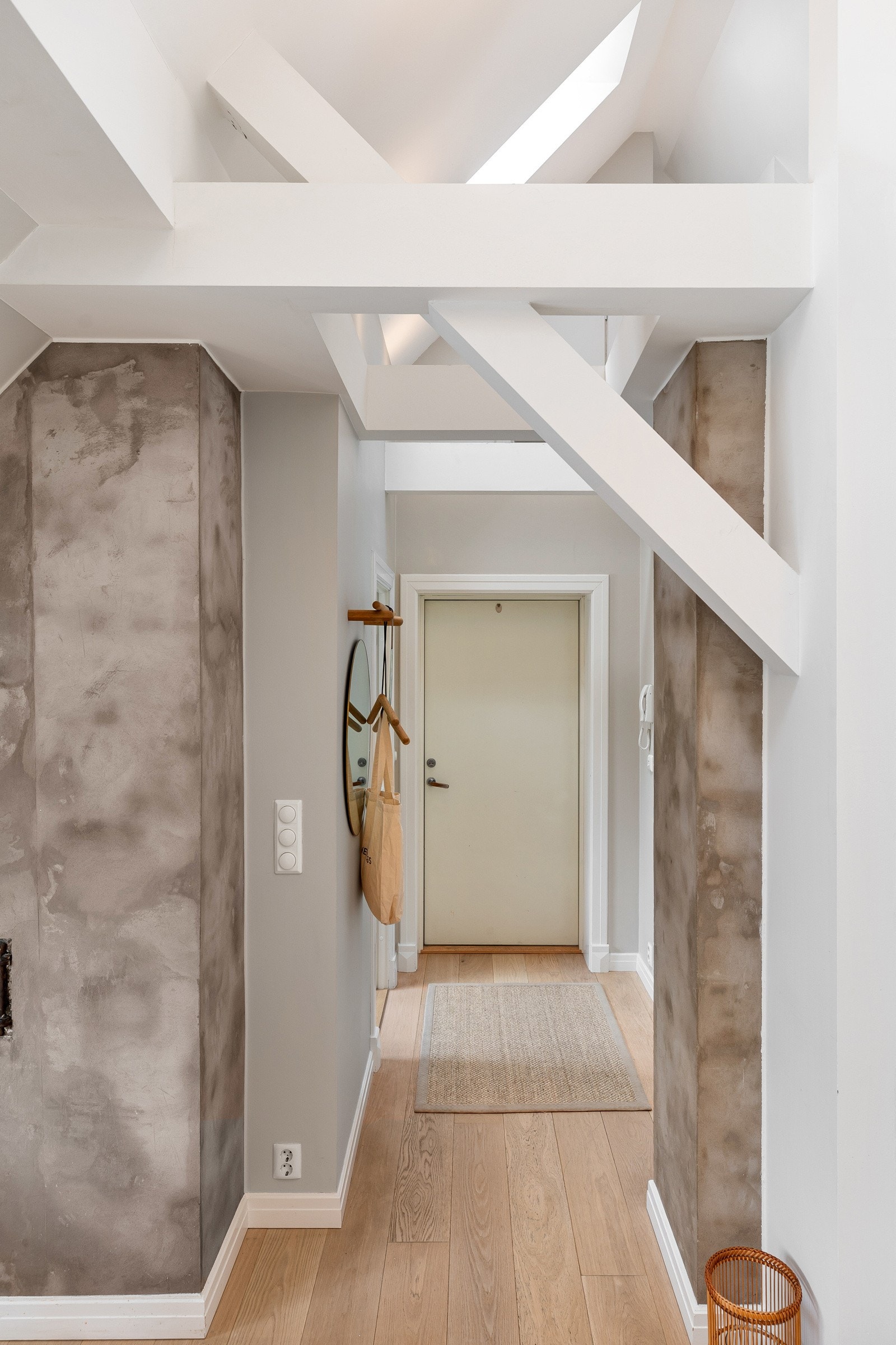 Romslig entré med plass til skoskap og knaggrekke for oppbevaring Galleribilde