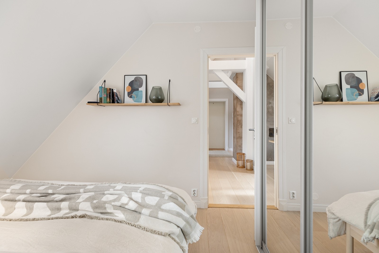 Romslig skyvedørsgarderobe med speilfronter for oppbevaring av klær Galleribilde