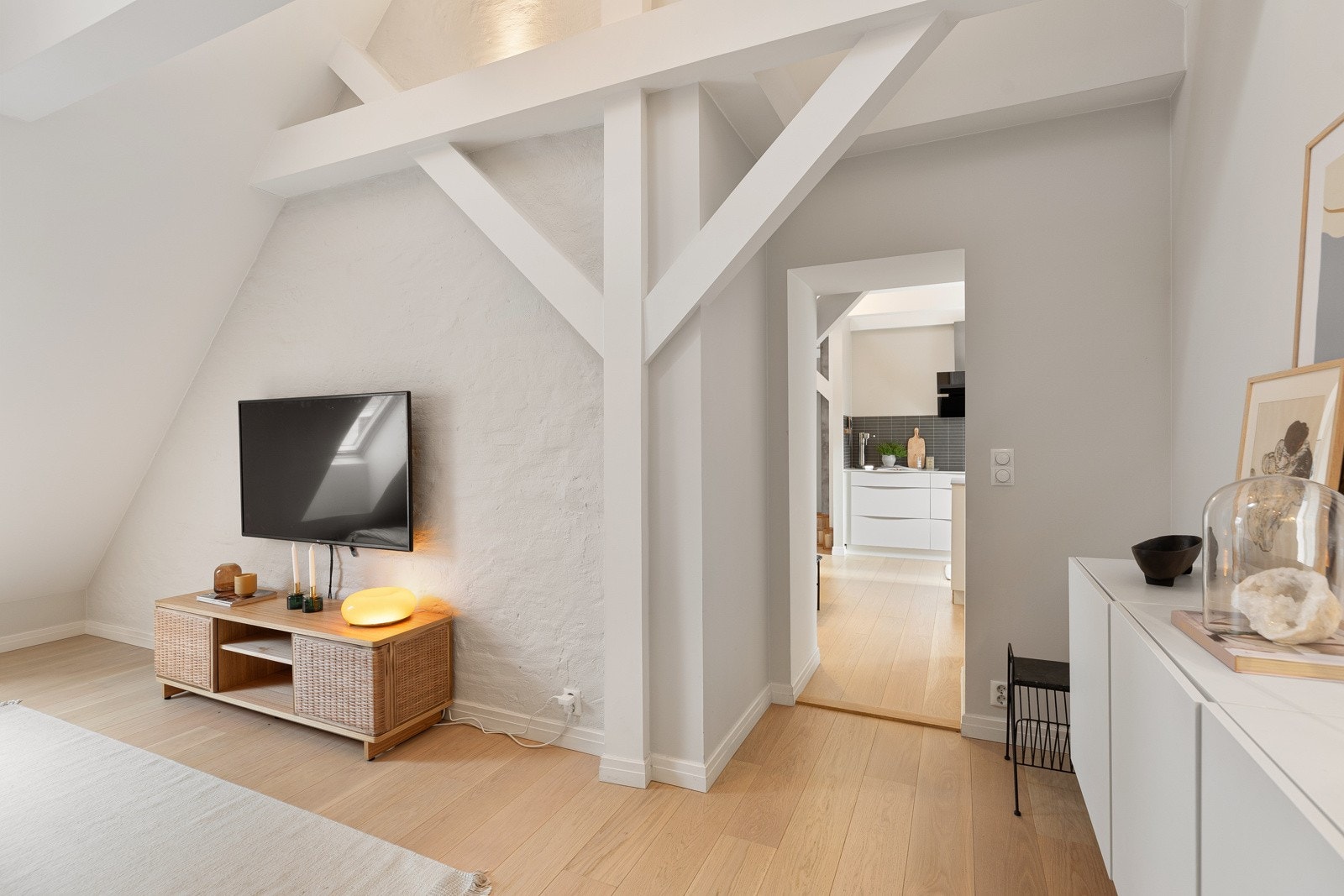 Fra stuen har du videre tilkomst til leilighetens kjøkken Galleribilde