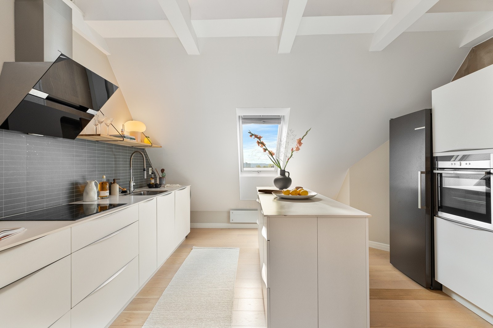 Lekker kjøkkeninnredning fra Kvik med slette, lyse fronter og stålgrep Galleribilde