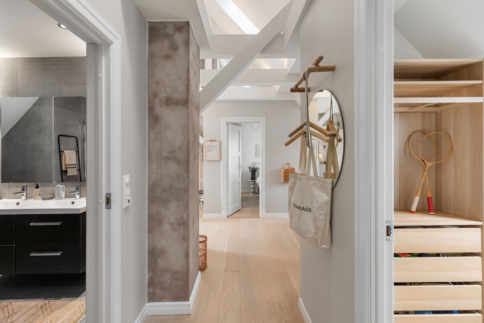 Lyst og hyggelig inngangsparti som gir et godt førsteinntrykk av hva boligen har å by på Galleribilde