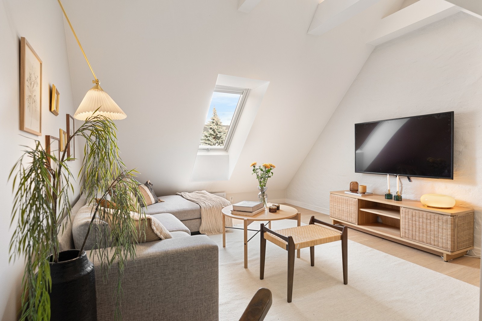 Leiligheten ble bygget ut i 2016 og holder derav en meget god standard med moderne fargevalg og tidsriktige løsninger Galleribilde