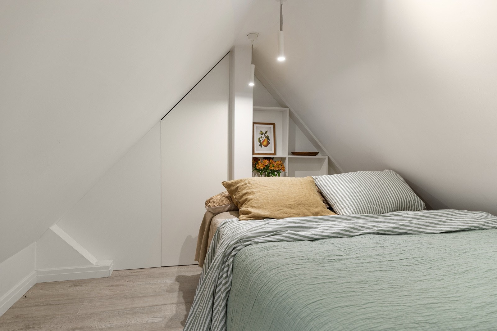 Det er også lagringsloft/hems over soverommet med et gulvareal på ca. 4,6 m² Galleribilde