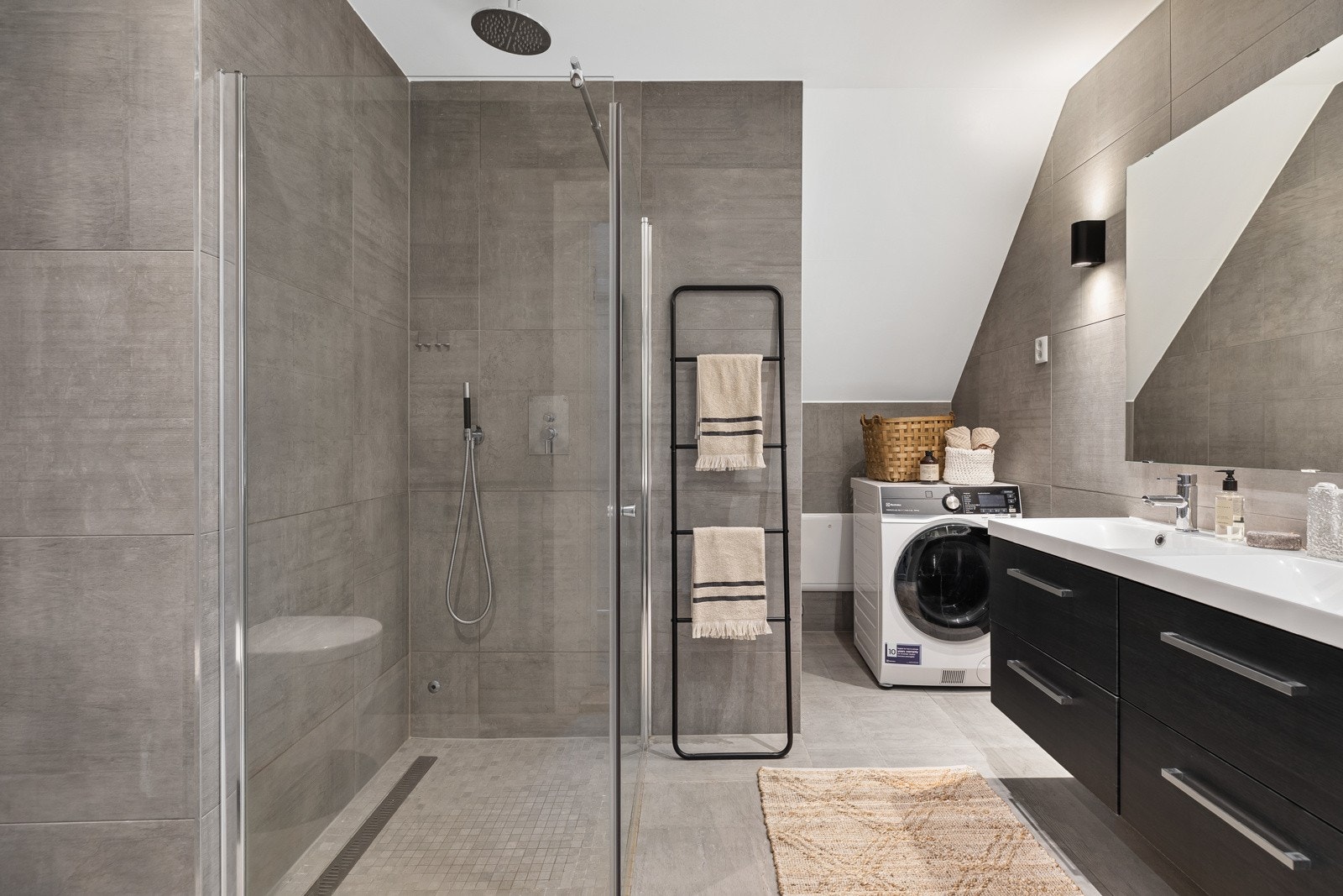 Delikat, moderne og romslig baderom med store fine fliser Galleribilde