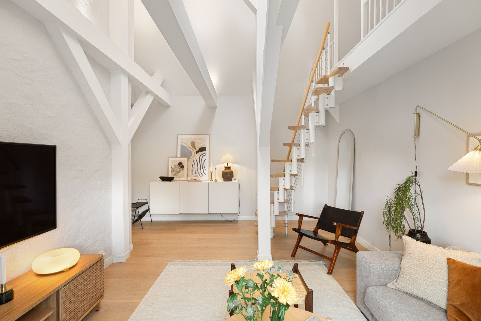 Leiligheten tar i bruk lyse farger på overflatene som i kombinashon med takvindu skaper er særdeles luftig og behagelig atmosfære Galleribilde