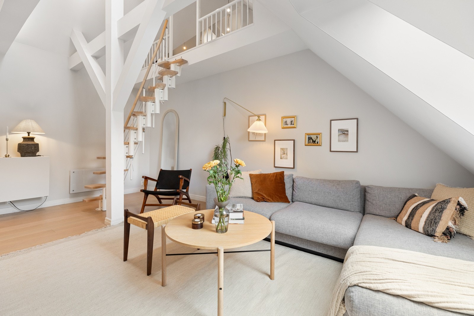 Leiligheten har en lys og luftig stue med god plass til sofagruppe og møblering etter ønske og behov Galleribilde