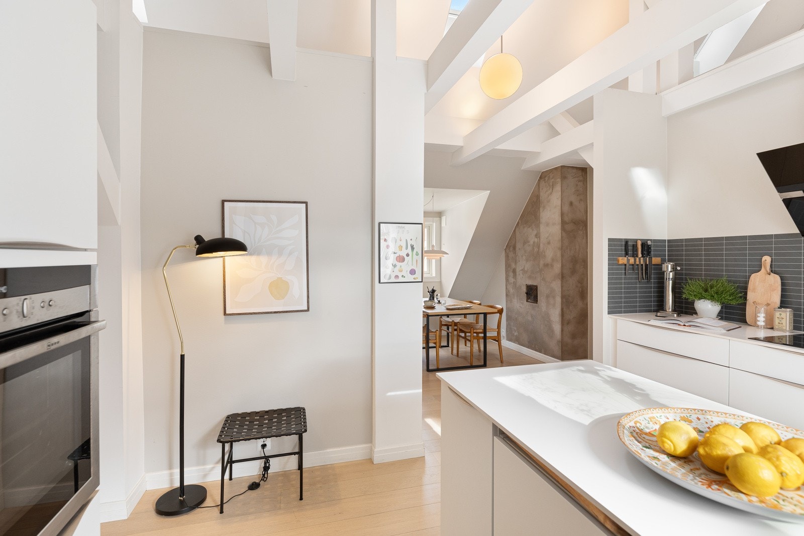 Videre til spisestuen som er i hjerte av leiligheten Galleribilde