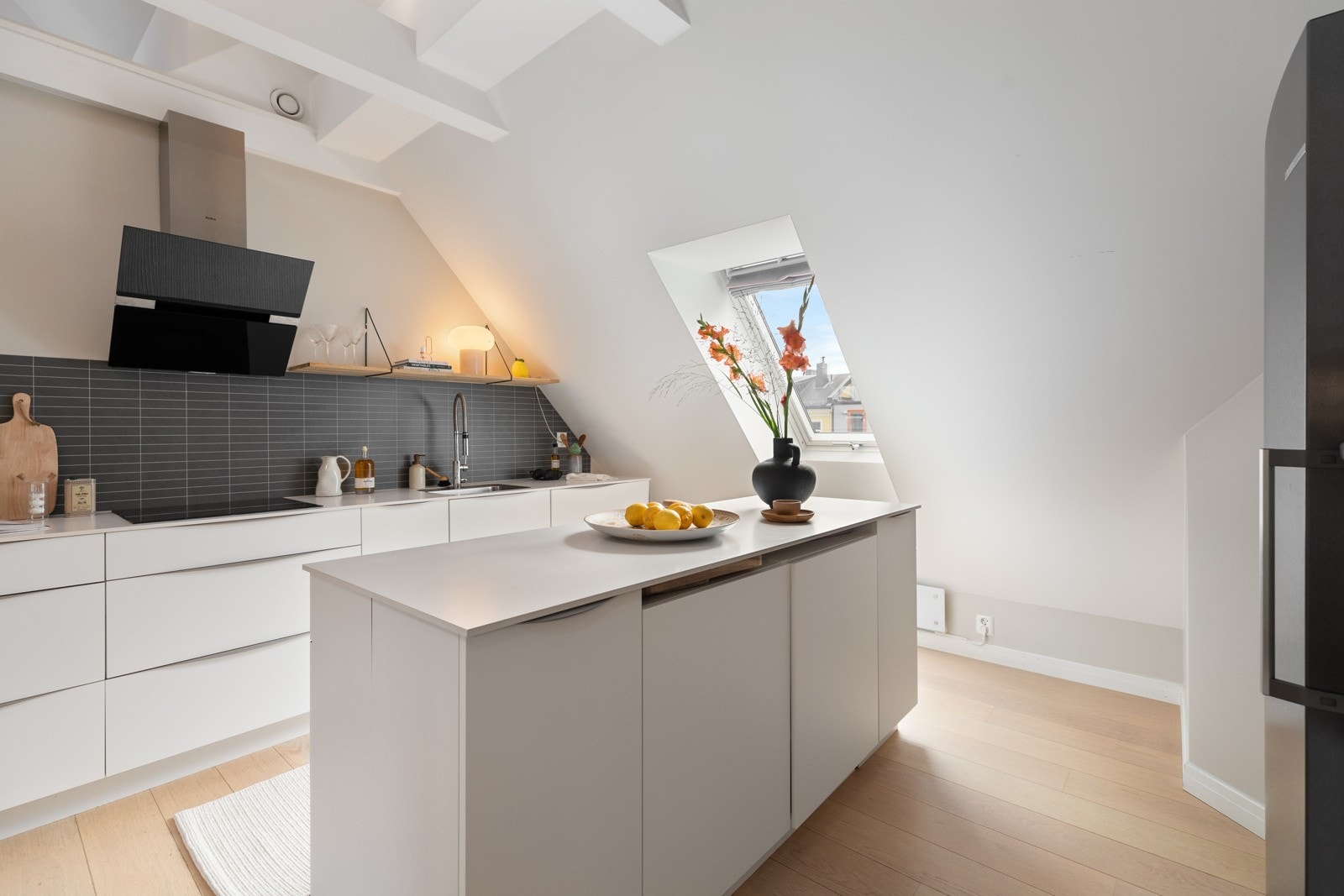 Integrerte hvitevarer som oppvaskmaskin fra Electrolux, stekeovn fra NEF og platetopp fra Siemens Galleribilde