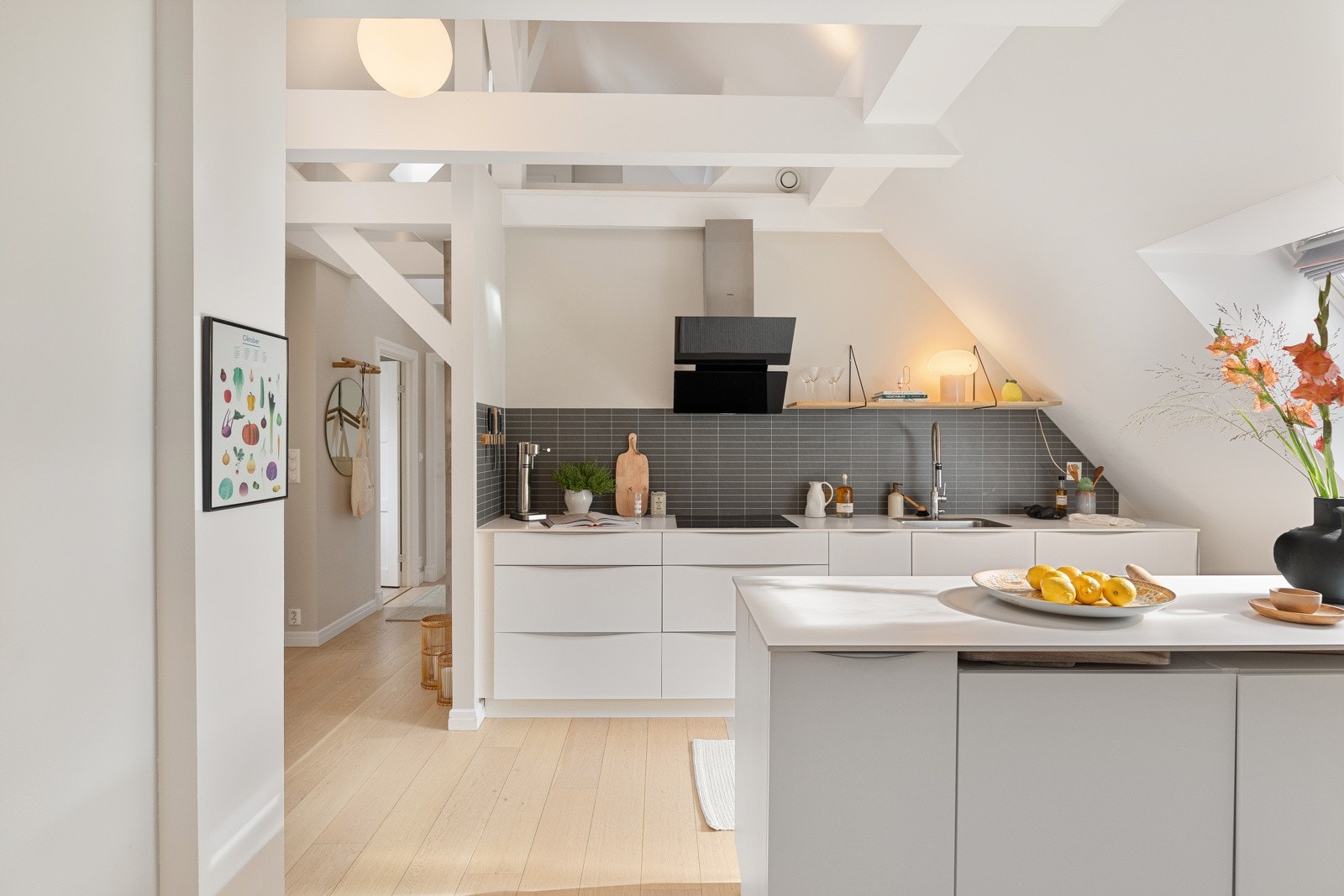 Praktisk kjøkkenøy sikrer rikelig med skap- og benkeplass til både matlaging og oppbevaring Galleribilde