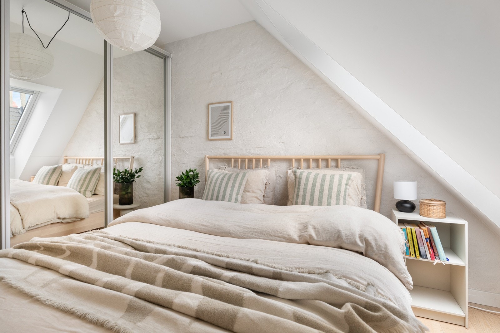 Fra stuen har du tilkomst til soverommet i hovedetasjen Galleribilde