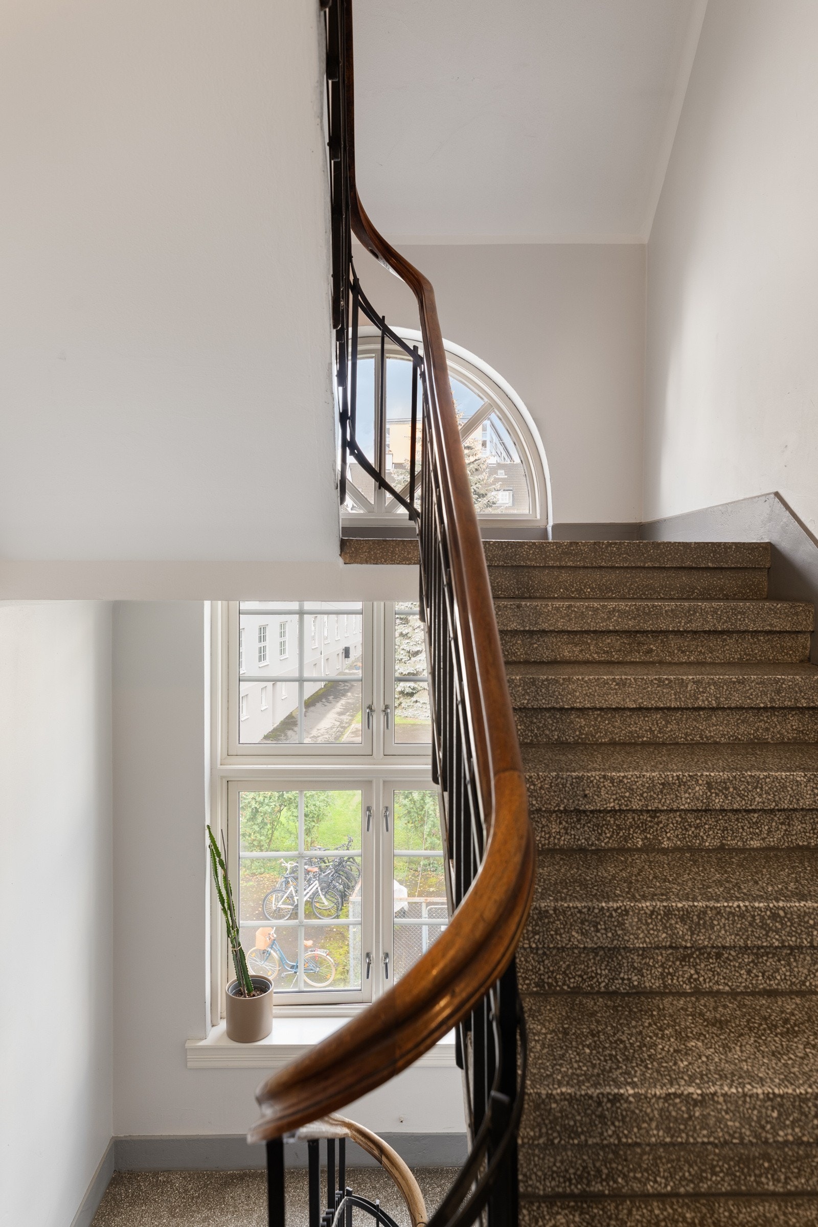 Leiligheten ligger i en fantastisk sjarmerende bygård fra 1915 Galleribilde