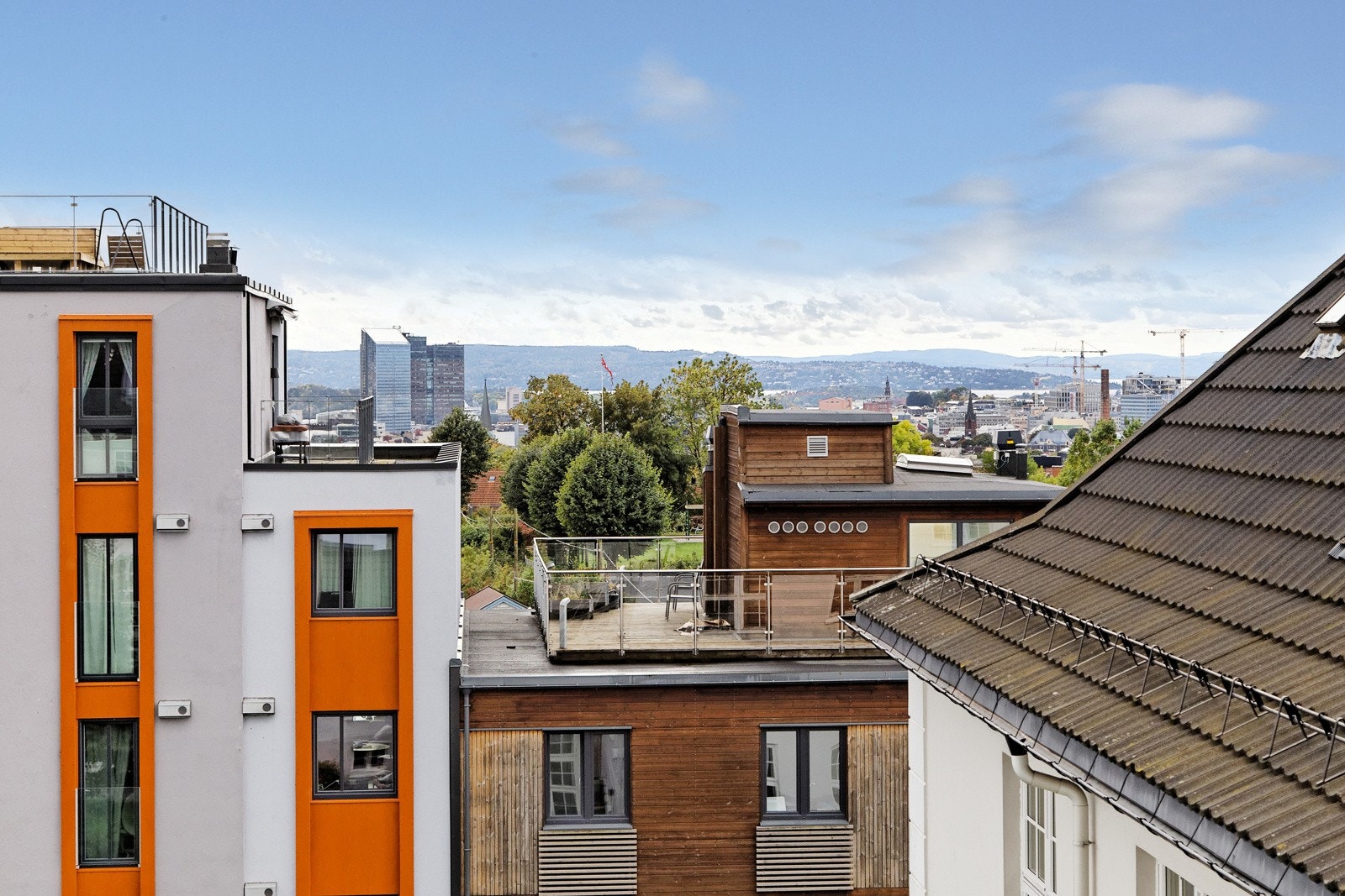 På kjøkkenet er det takvindu med fantastisk utsikt mot Oslo sentrum Galleribilde