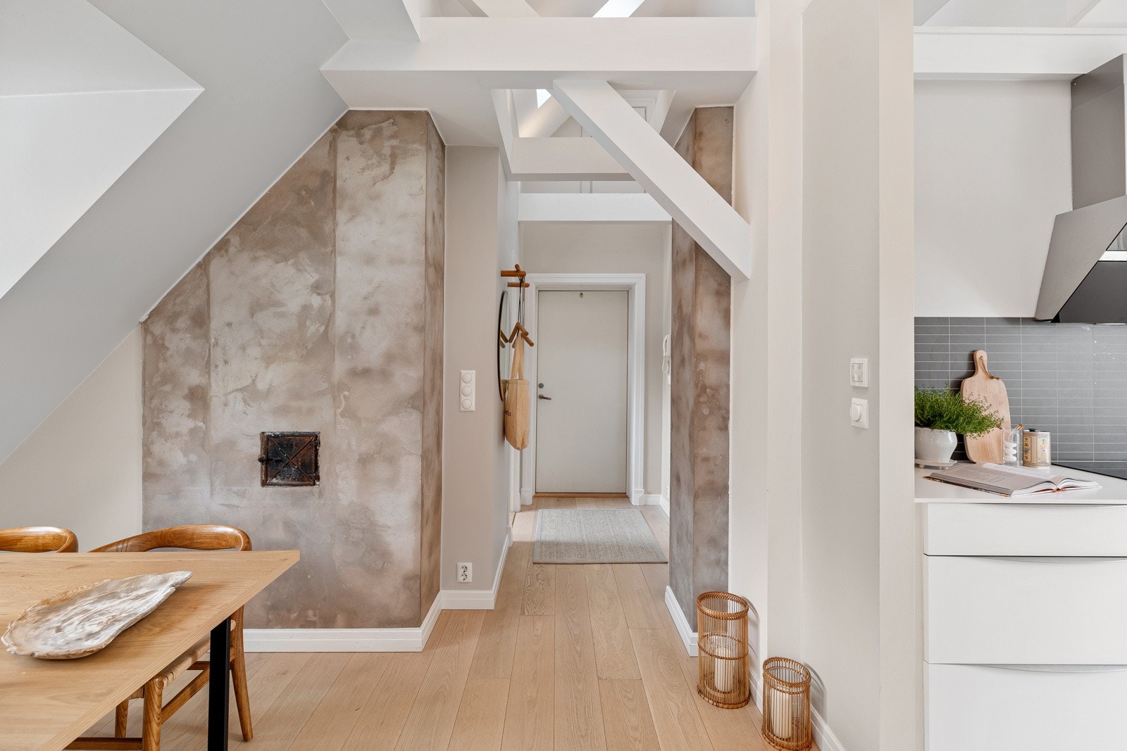 En meget flott og innbydende 3-roms toppleilighet med en fantastisk beliggenhet i ærverdig bygård på Rosenhoff Galleribilde