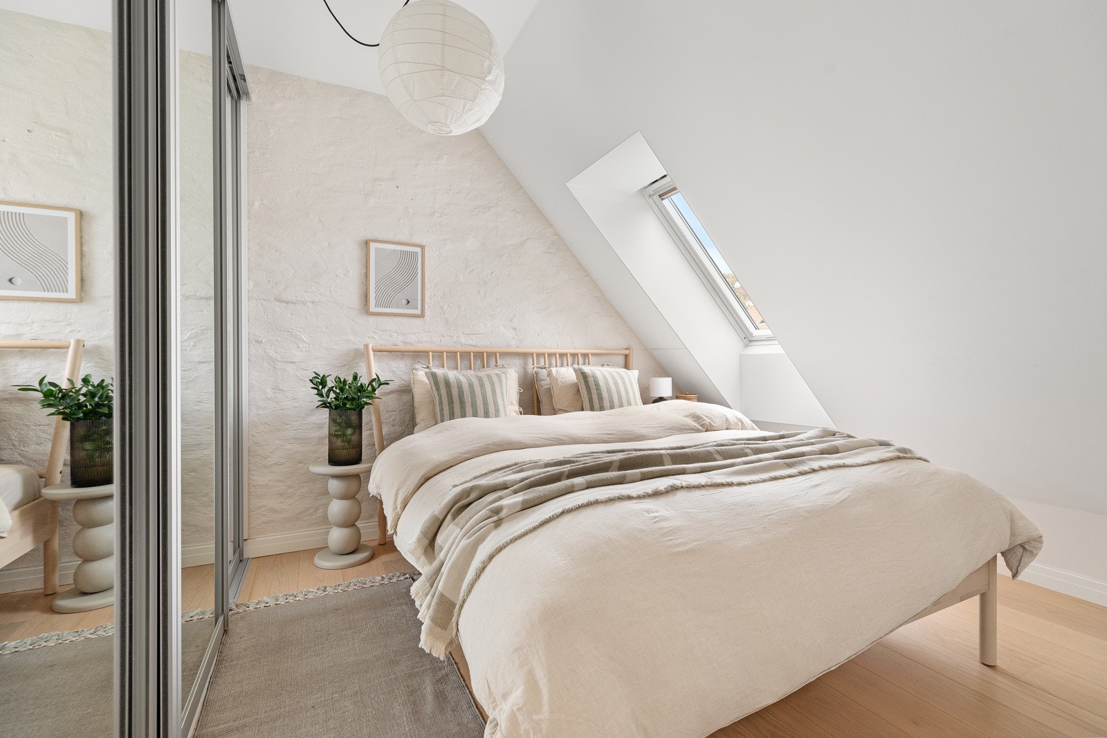 Soverommet er av god størrelse, med plass til dobbeltseng Galleribilde