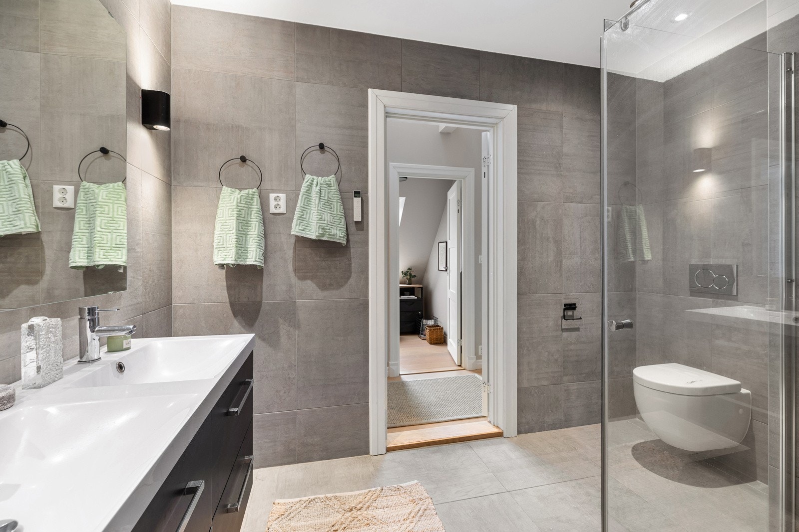 Her får du moderne løsninger med varmekabler i gulv, praktisk dusjnisje, vegghengt WC og lekker innredning Galleribilde