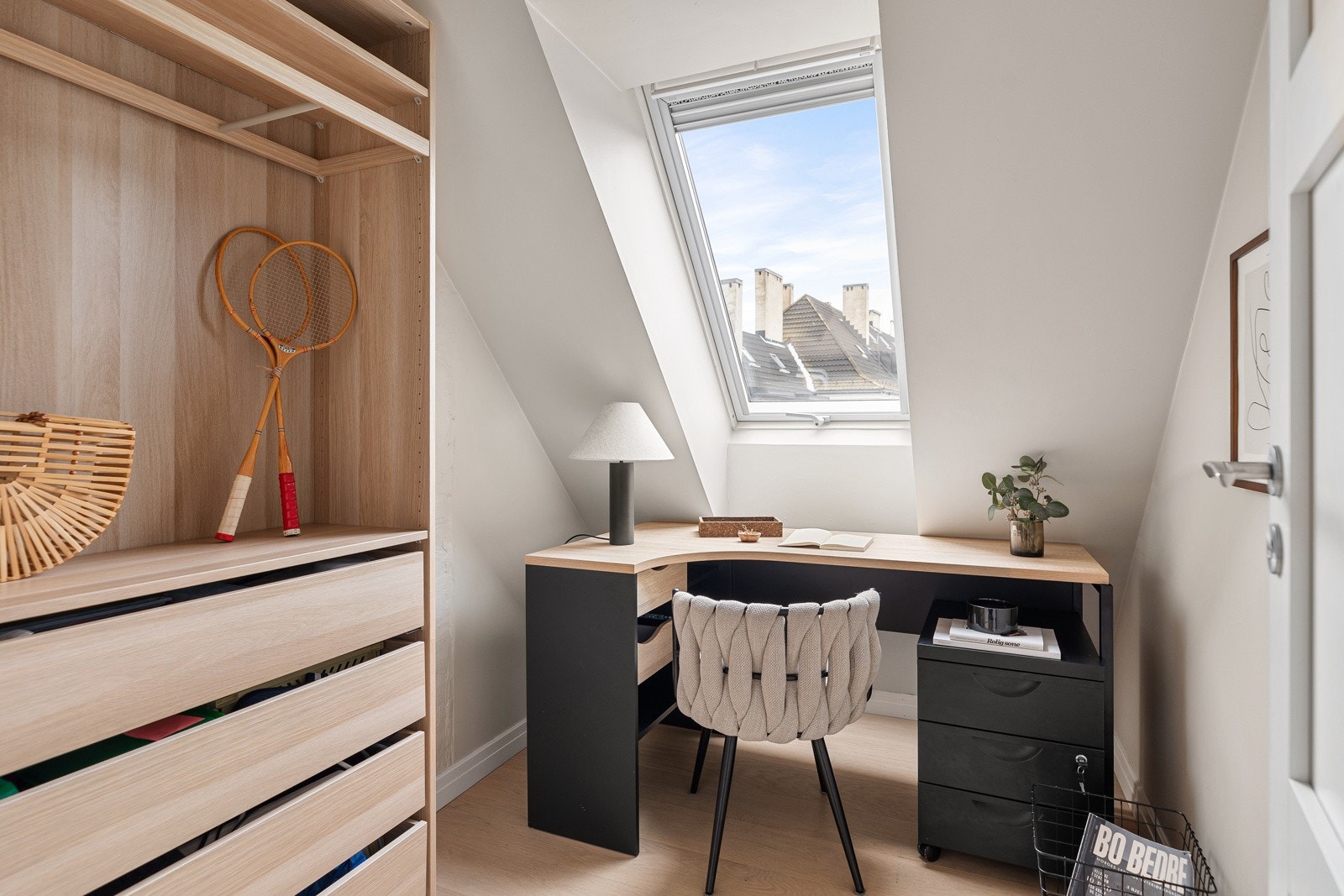 Fra entréen har du tilkomst til kontoret. Her har du god plass til pult og garderobeløsning Galleribilde