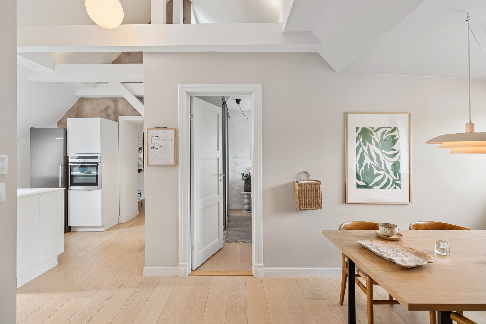 En meget lys og lekker 3-roms toppleilighet beliggende i en fantastisk bygård på Rosenhoff Galleribilde