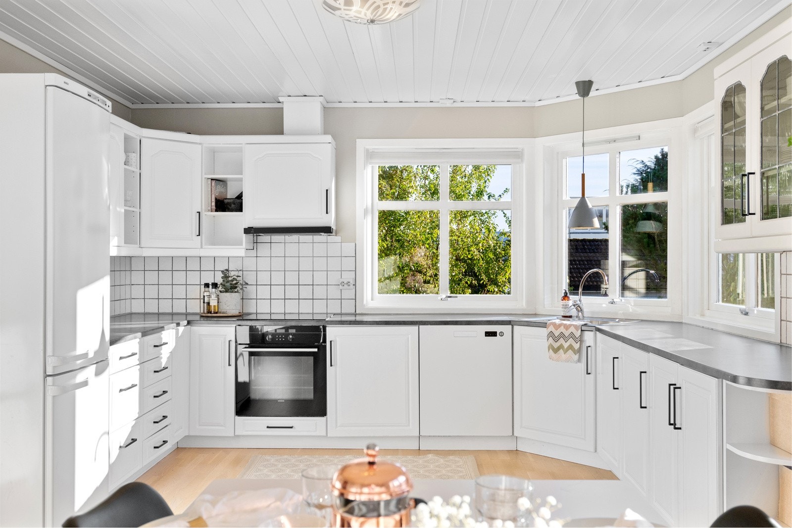 Kjøkkenet har rikelig med skap- og benkeplass. Galleribilde