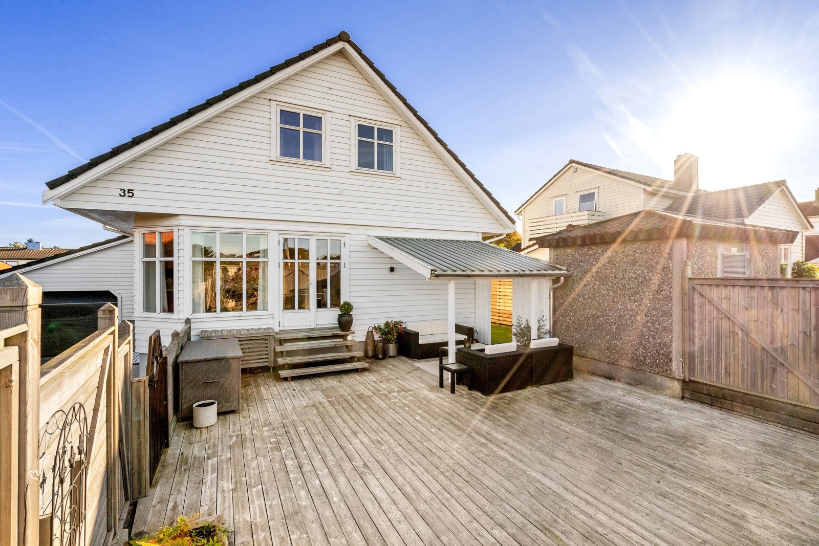 Terrassen er av god størrelse og lar seg enkelt møblere etter ønske og behov. Galleribilde