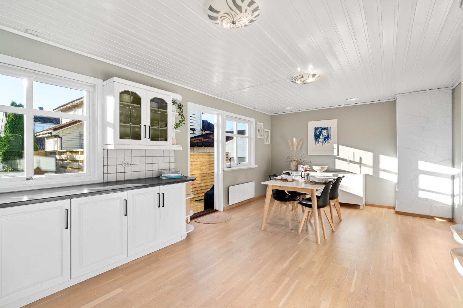 Fra kjøkkenet har man utgang til koselig uteområde med terrasse og hage. Galleribilde