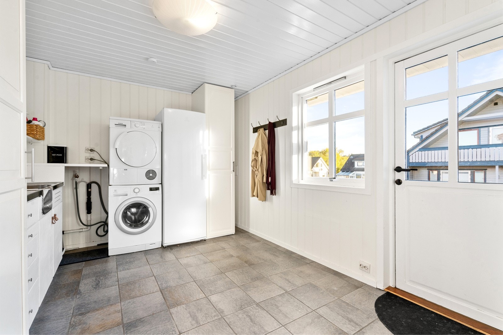 Praktisk vaskerom med bi-inngang. Galleribilde